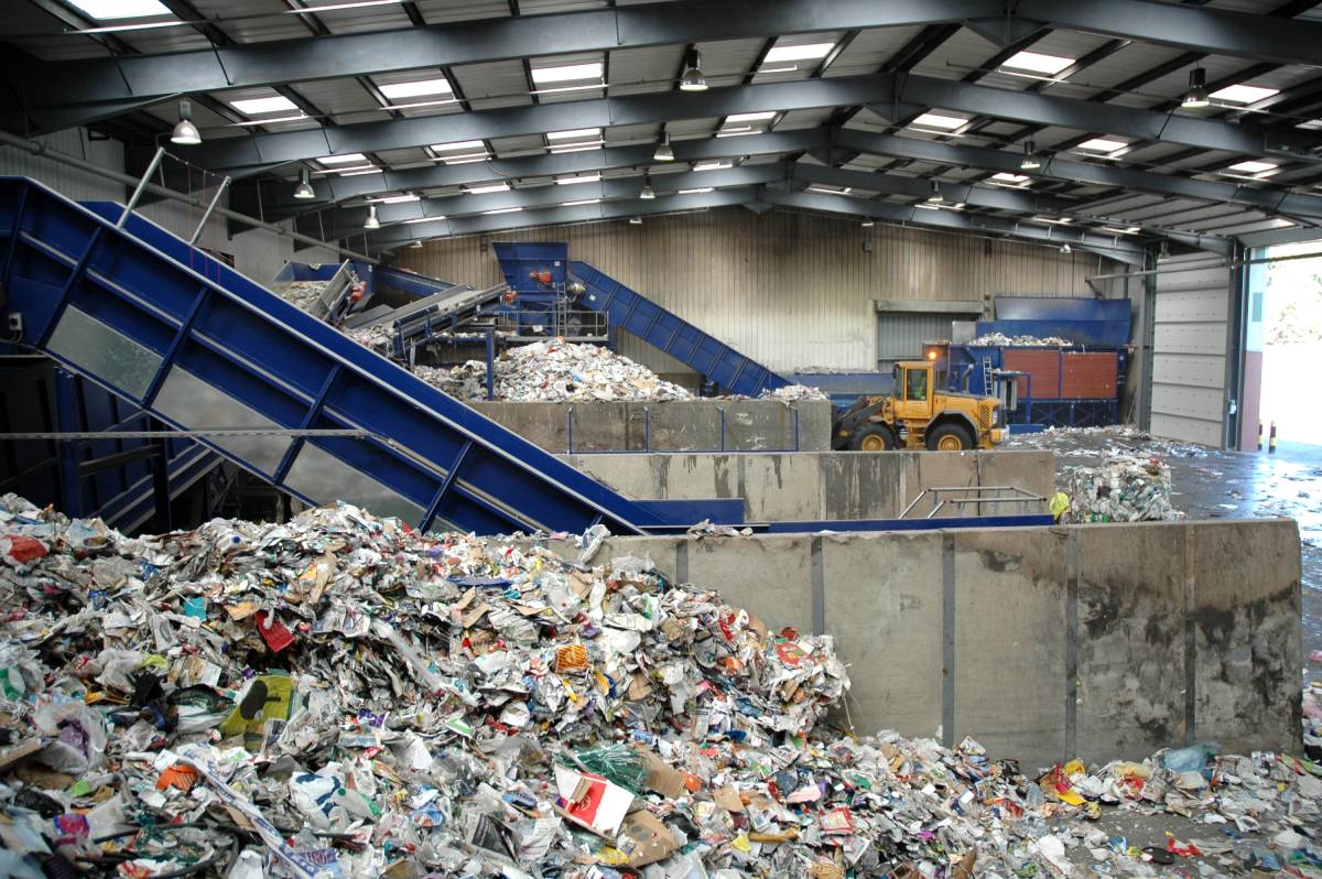 Martial environnement recyclage des déchets centre de tri